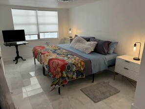 5 slaapkamers, een bureau, een strijkplank/strijkijzer, reisbedje