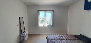 1 habitación, escritorio, tabla de planchar con plancha y wifi gratis 