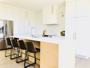 Refrigerador, microondas, horno y parrilla de estufa