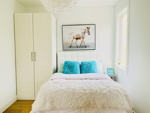 4 bedrooms, desk, WiFi, bed sheets