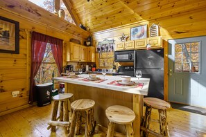 Fridge, microwave, oven, stovetop - Where Your Family Memories are Experiences and Made (Sevierville)