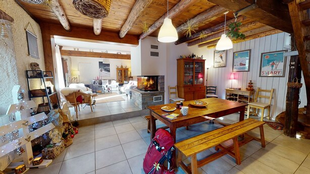 Una sala de estar acogedora con chimenea, muebles de madera y adornos navideños.