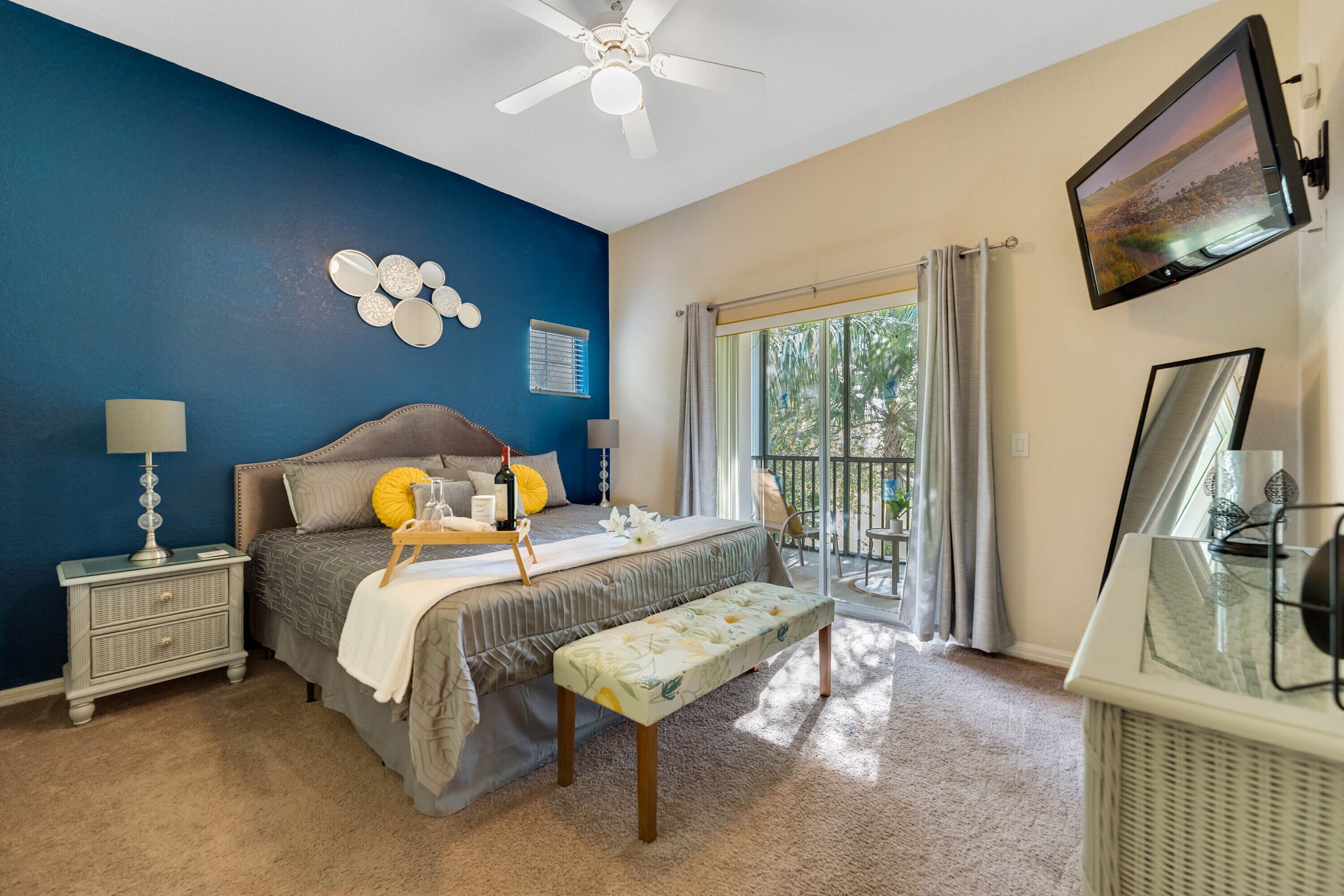 2 soveværelser, pengeskab på værelset, skrivebord, strygejern/strygebræt