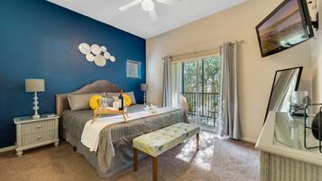 2 soveværelser, pengeskab på værelset, skrivebord, strygejern/strygebræt