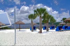 Playa en los alrededores, camastros y toallas de playa