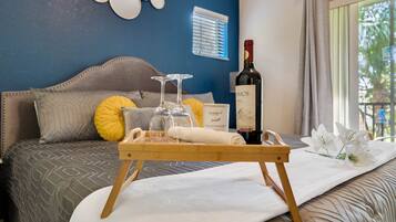 2 soveværelser, pengeskab på værelset, skrivebord, strygejern/strygebræt