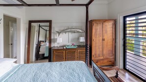 Une chambre à coucher avec un lit, une armoire en bois et une fenêtre avec des stores.