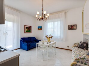 Una televisión, una chimenea, un reproductor estéreo