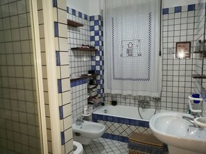 Bathtub, hair dryer, bidet, towels - Villa Dàhala 6 places, 2 wc 3 minutes from A18 and 15 from Taormina, sea and ETNA (Santa Venerina)