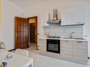 Frigorifero, forno, piano cottura, macchina per tè/caffè