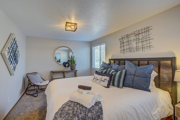 2 makuuhuonetta, työpöytä, silitysrauta/-lauta, ilmainen Wi-Fi