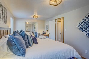 2 bedrooms, desk, iron/ironing board, free WiFi - Pet friendly | King bed | Mountain Views | central (Colorado Springs)