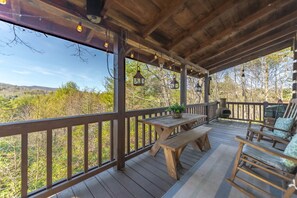 Outdoor dining - Private pet-friendly Aska Adventure Area getaway with gorgeous views! (Blue Ridge)