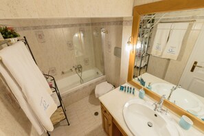 Luxury Apartment | Bathroom | Hydromassage showerhead, free toiletries, hair dryer, bathrobes