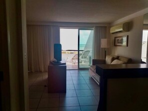 Comfort Studio Suite | Living area | 32-inch flat-screen TV with cable channels, TV - Flat com vista ao mar de Ponta Negra (Natal)