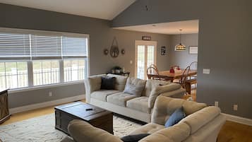 Télévision, cheminée, table de tennis de table