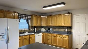 Micro-ondes, lave-vaisselle, cafetière/bouilloire