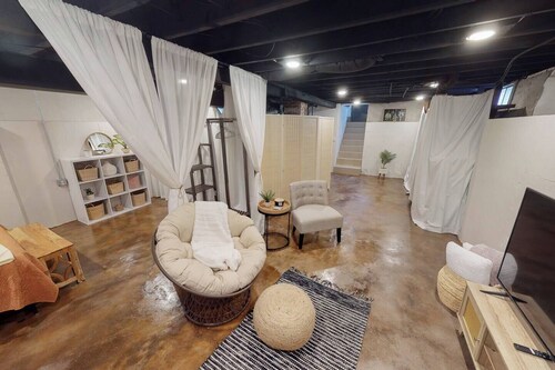 This bungalow is a 2 bedroom(s), 1 bathrooms, located in Wichita, KS.