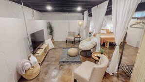 2 soverom, skrivebord, strykejern/-brett og reiseseng for barn