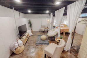 2 chambres, bureau, fer et planche à repasser, lit parapluie