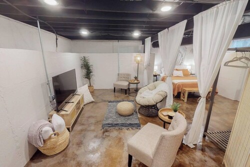 This bungalow is a 2 bedroom(s), 1 bathrooms, located in Wichita, KS.