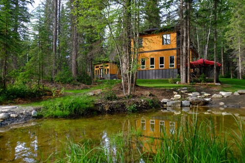 Golden Base Camp, 2 homes, a chalet, a cabin, and a Sauna, sleeps 8! Fast WIFI!