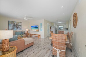 Smart TV - BEST LOCATION! NORTH END OF ANNA MARIA, FL STEPS TO BEACH & DINING -  LOWER UNIT (Anna Maria)