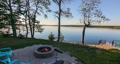 Beautiful Lakefront Home with 5 Bed/3 Baths, WiFi, tons of amenities!