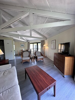 TV - KG Arrive any day, pool on beach, full Kitchen, W/D, Parking, Docks, balcony,  (Marathon)
