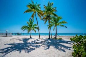 Sun loungers - KG Arrive any day, pool on beach, full Kitchen, W/D, Parking, Docks, balcony,  (Marathon)