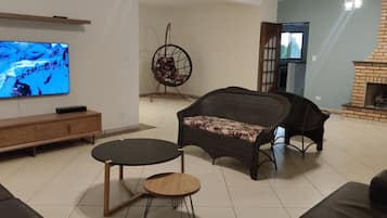 Smart-TV, peis og bordtennis