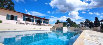 Recanto Julio e Maia is a family-friendly environment surrounded by nature.