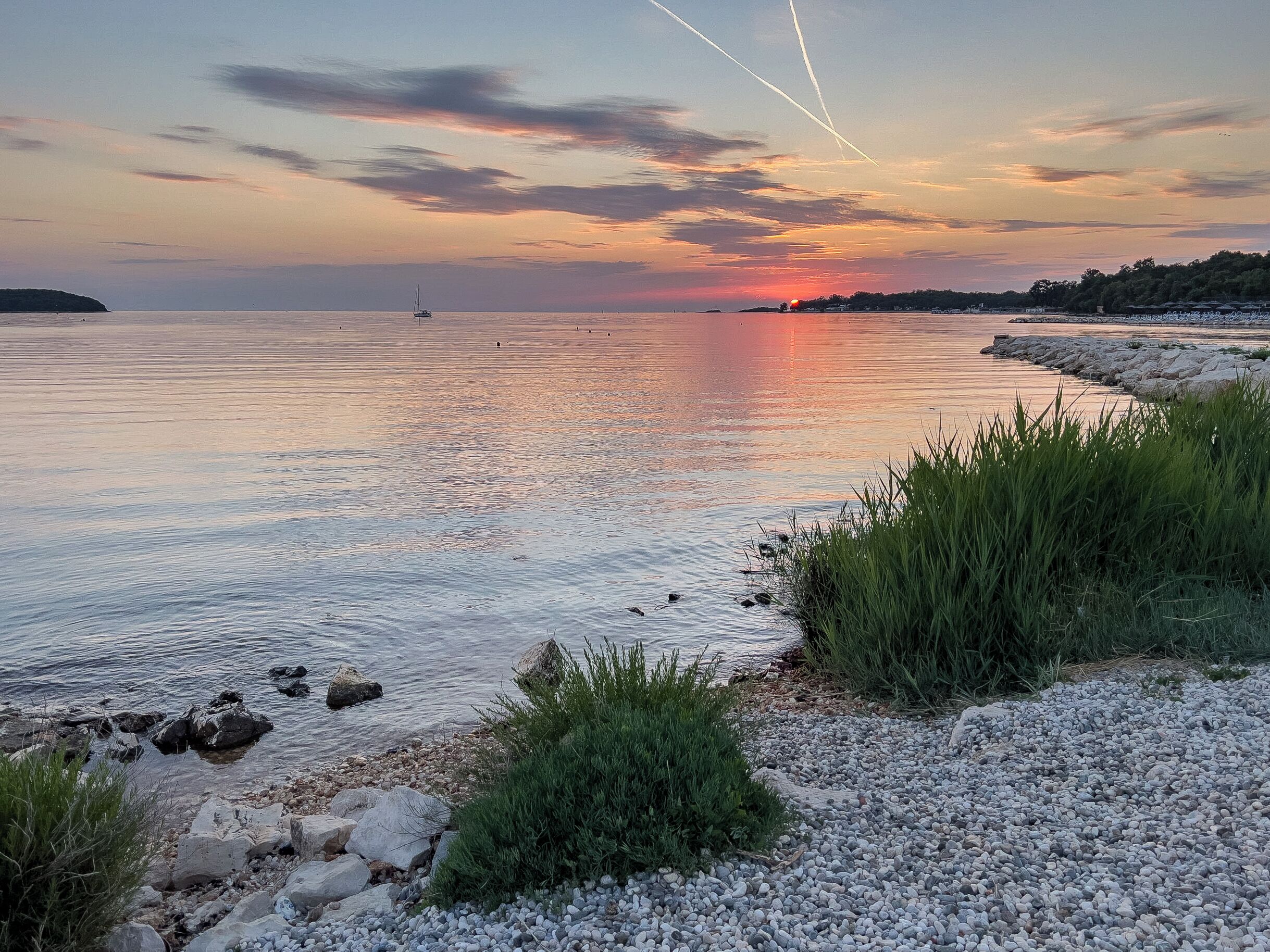 Una spiaggia nelle vicinanze, lettini da mare