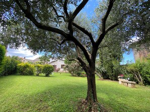 Property grounds - PERLA*** Detached cottage in the middle of a beautiful garden (Funtana)