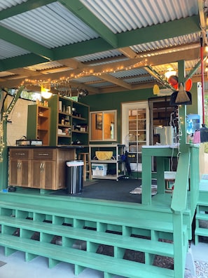 Geladeira, cooktop, cafeteira/chaleira, chaleira elétrica