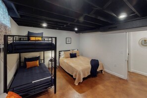 4 bedrooms, desk, iron/ironing board, travel cot