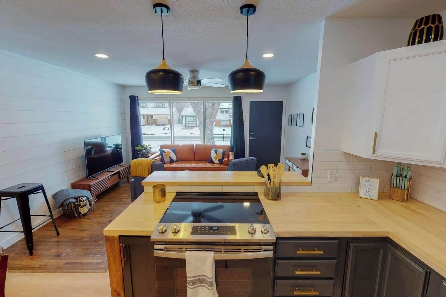 Réfrigérateur, four à micro-ondes, un four, surface de cuisson