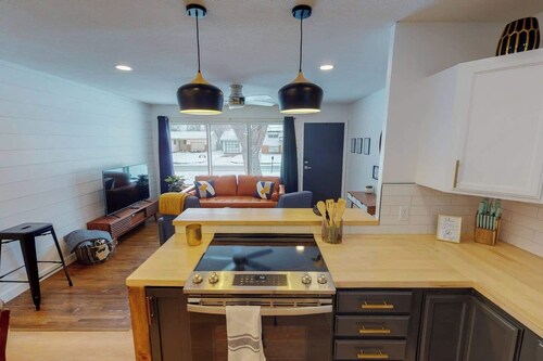 Stylish Mid-Century Home | 4BR | 2 King Beds | Sleeps 10 | Big Backyard