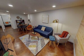 Fernseher, Bücher, Arbeitsbereiche