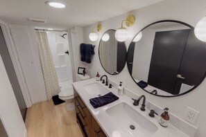 Chuveiro, secador de cabelo, toalhas de banho