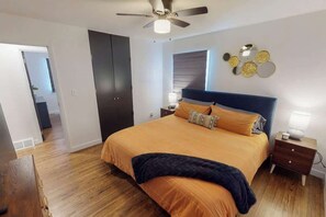4 habitaciones, escritorio y tabla de planchar con plancha