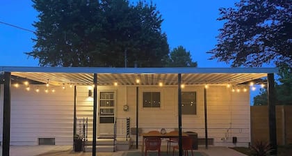 Mid-Century home near airport and zoo