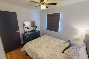 4 Schlafzimmer, Schreibtisch, Bügeleisen/Bügelbrett, Reisekinderbett