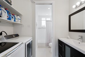Ensemble douche/baignoire, serviettes fournies, savon, papier toilette