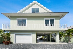 Exterior - Beautiful Waterfront Vacation home to enjoy the Florida Keys in Style (Key Largo)