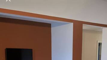 Smart TV, chimenea, tenis de mesa y libros