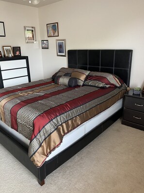 3 Schlafzimmer, Schreibtisch, Bügeleisen/Bügelbrett, Reisekinderbett