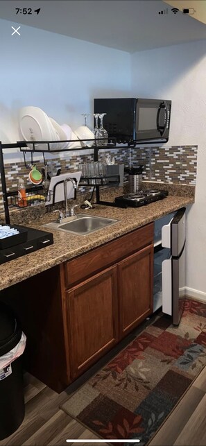 Kühlschrank, Mikrowelle, Ofen, Wasserkocher mit Kaffee-/Teezubehör