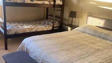 3 多间卧室、办公桌、熨斗/熨衣板、旅行婴儿床