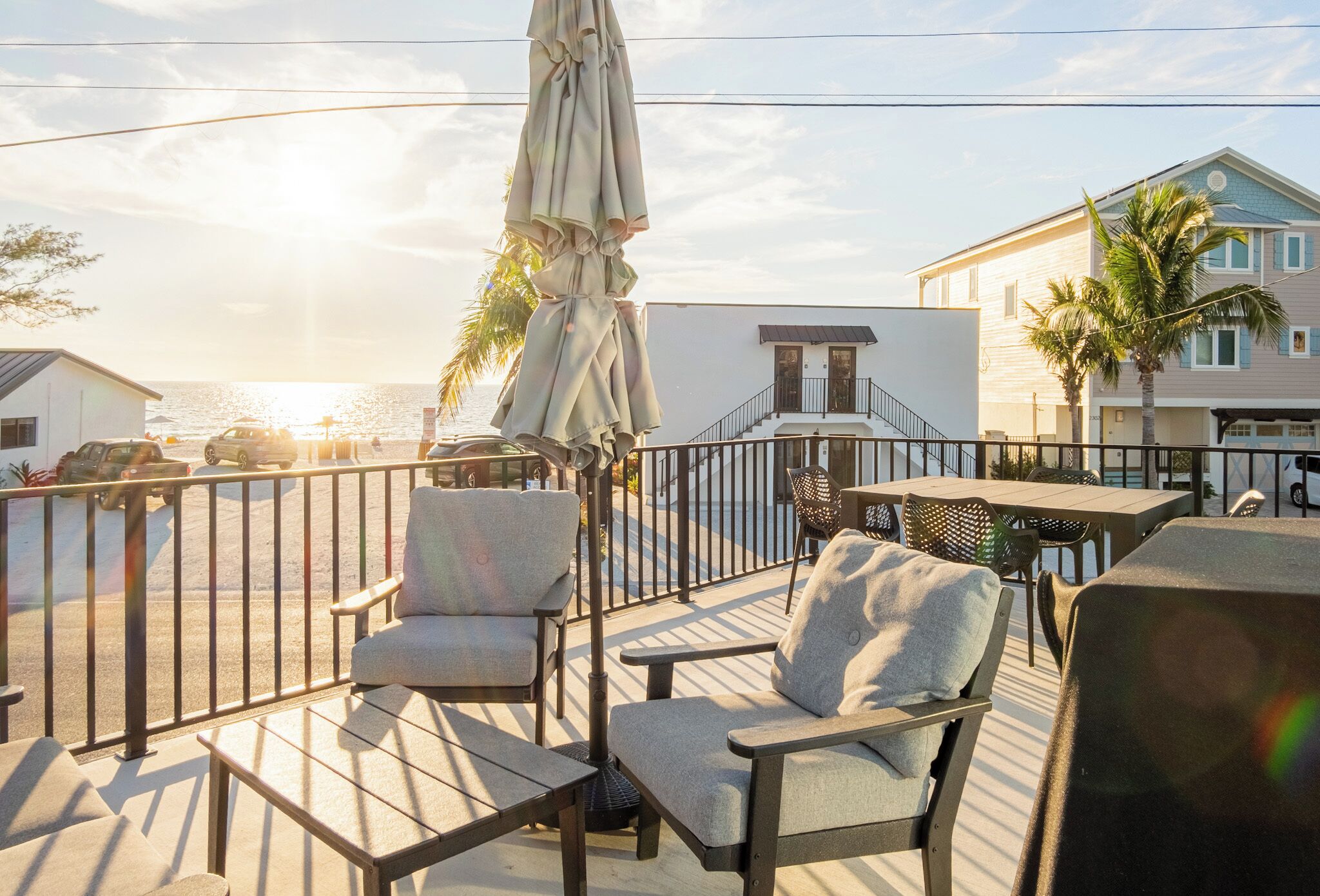 Eine Terrasse mit Sitzgelegenheiten, einem Tisch und einem Sonnenschirm.